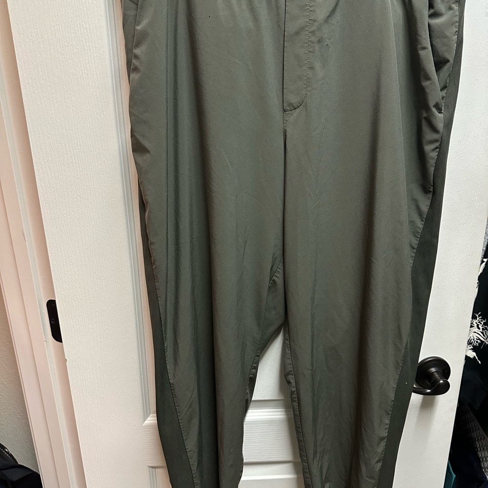 Athleta Women's  Olive Green Pants size 18/NWOT B26